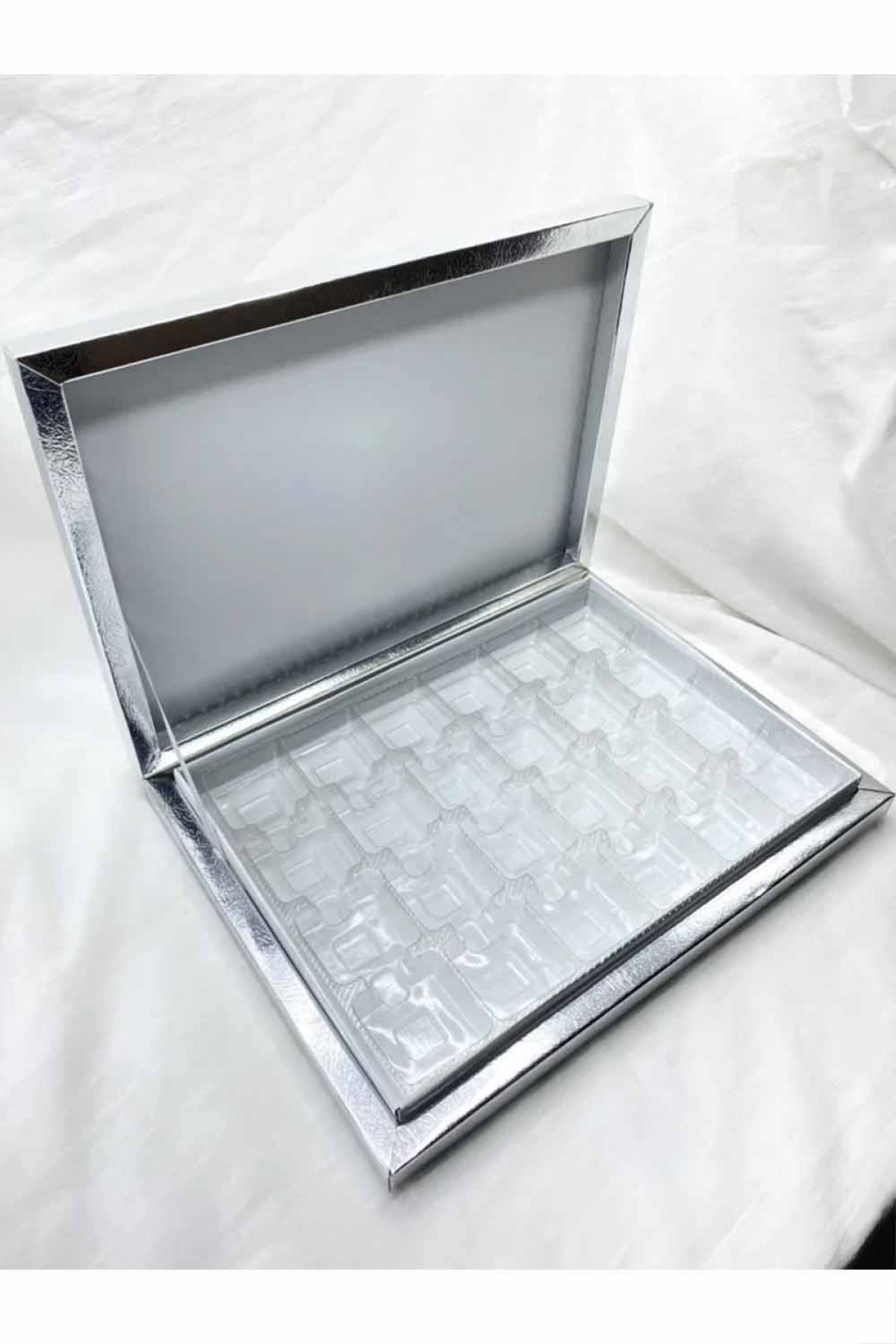 Gümüş 24’lü Çikolata Kutusu 23x31 Cm Gümüş 24’lü Çikolata Kutusu 23x31 Cm