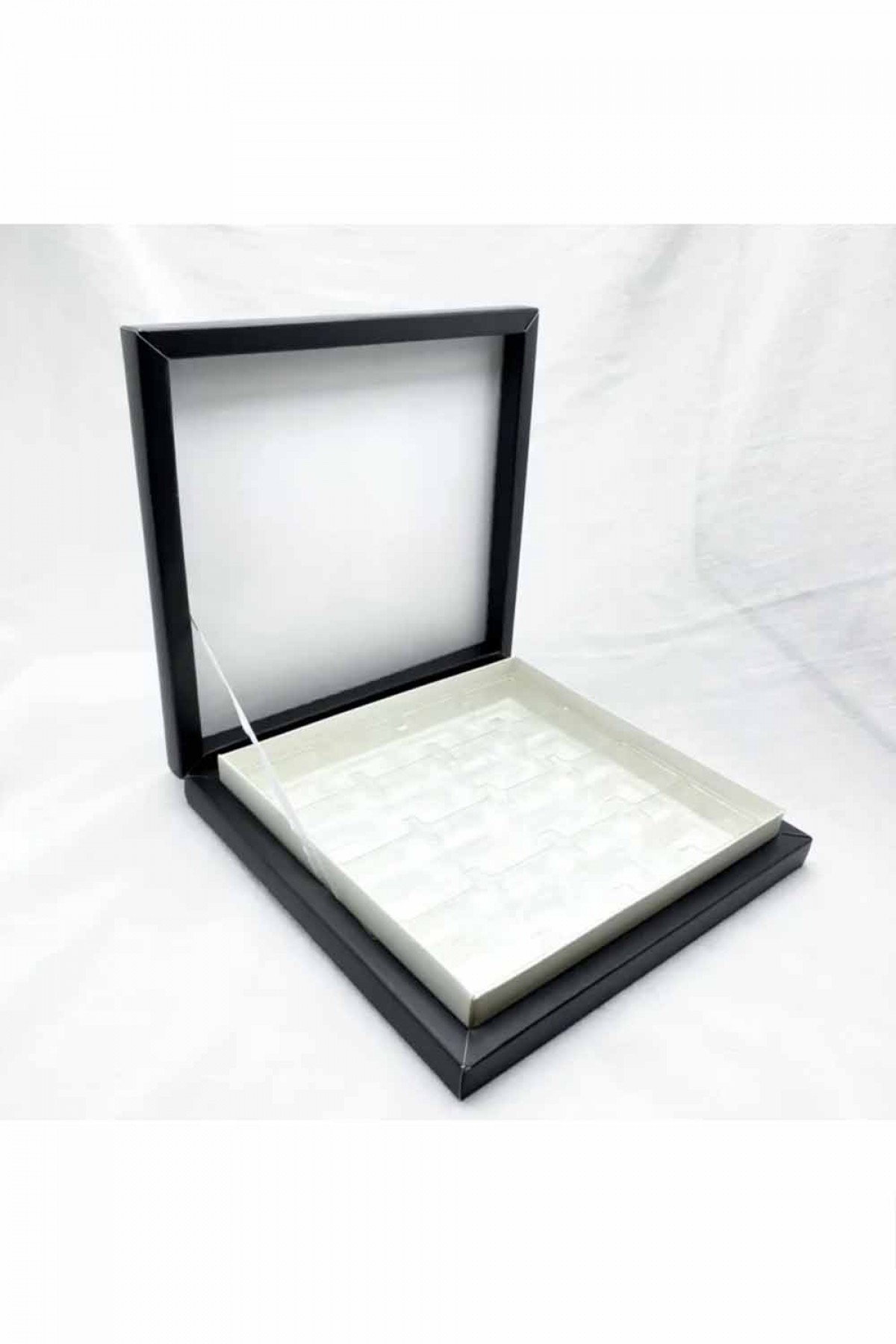 Siyah 16’lı Çikolata Kutusu 23×22 Cm Siyah 16’lı Çikolata Kutusu 23×22 Cm